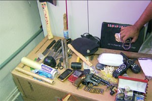 Polícia apreende armas, drogas e material de incitação à violência (Foto: Reprodução EPTV)