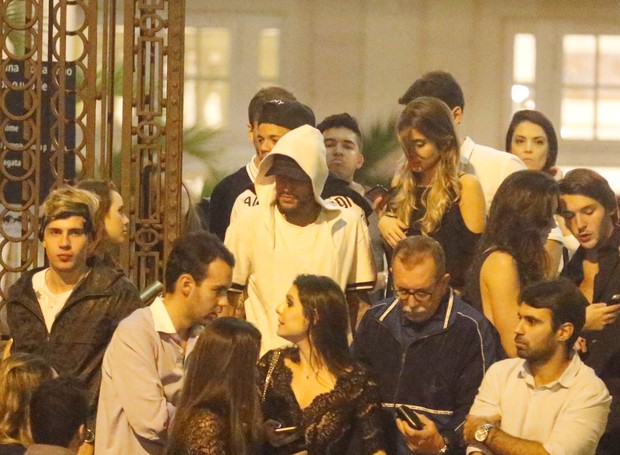 Neymar com amigos em festa na Zona Sul do Rio (Foto: Webert Belicio/ Ag. News)