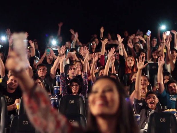 Thaynara durante ação social promovida em cinema de São Luís (Foto: Stúdio A / Divulgação)