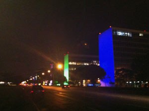 Esplanada dos Ministérios iluminada para o Natal, em Brasília, nesta terça-feira (30). Prédios ganharam iluminação especial em tons de verde e azul. (Foto: Naiara Leão/G1)