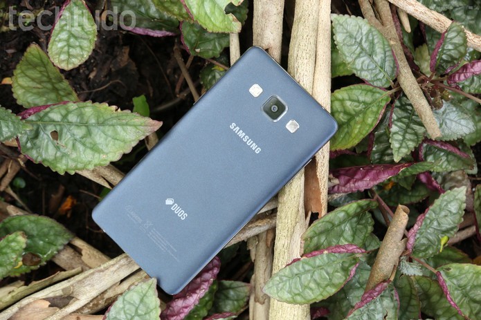 A câmera do Galaxy A5 2015 é semelhante à do modelo mais recente (Foto: Anna Kellen Bull/TechTudo)