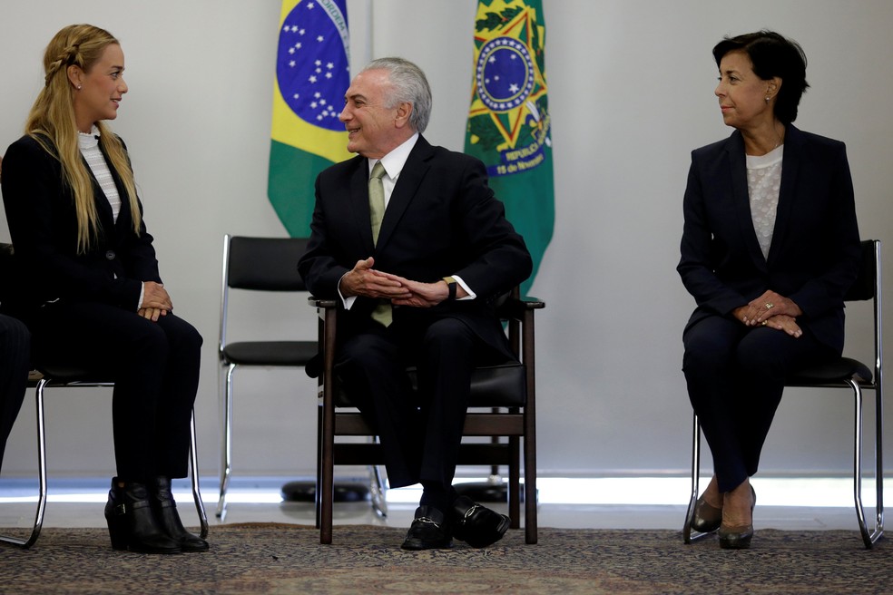 Lilian Tintori, mulher do opositor venezuelano Leopoldo López, fala com o presidente Michel Temer, ao lado de Antonieta Mendoza López, nesta quinta-feira (11) no Palácio do Planalto (Foto: REUTERS/Ueslei Marcelino)