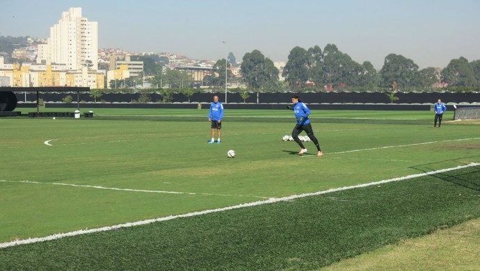 Goleiros do Corinthians aprimoram jogo com os pés em atividade