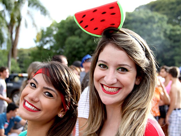 Foliãs durante desfile do bloco Galinho de Brasília (Foto: Vianey Bentes/TV Globo) Foliãs durante desfile do bloco Galinho de Brasília (Foto: Vianey Bentes/TV Globo)