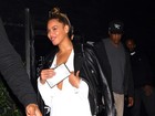 Beyoncé aposta em decote ousado para badalar com Jay-Z