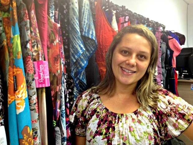 Amanda trabalha em uma loja de roupas evangélicas (Foto: Veriana Ribeiro/G1)
