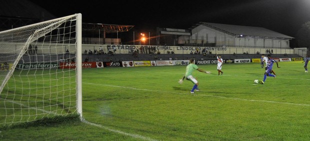 Piauí 4 x 2 Barras - Campeonato Piauiense 2013 - Gol de Girlan (Foto: Renan Morais/GLOBOESPORTE.COM)