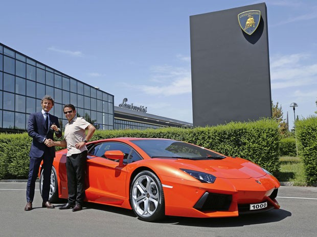 CEO da Lamborghini, Stephan Winkelmann entrega chaves ao proprietário alemão (Foto: Divulgação)