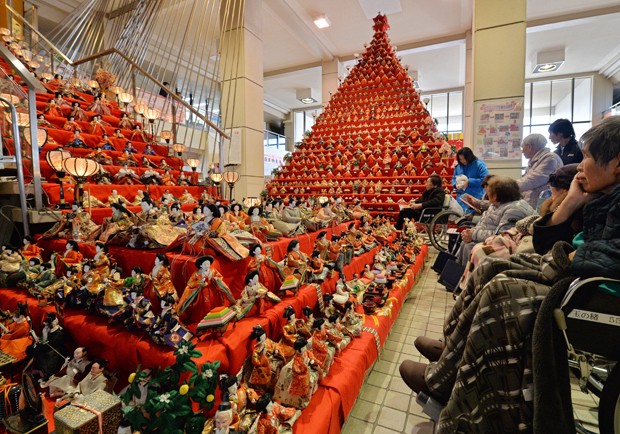 Milhares de bonecas ornamentais, conhecidas como 'hinas', foram expostas durante festival em Konosu, no Japão (Foto: Kazuhiro Nogi/AFP)
