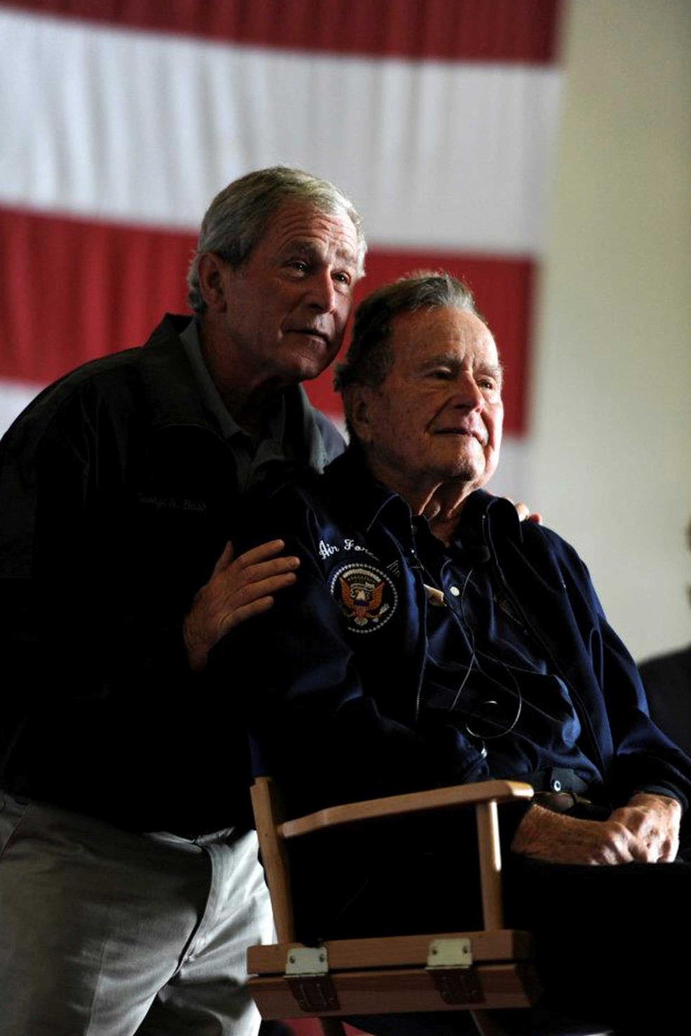Ex-presidentes George Bush abraça o pai George H.W. Bush (na cadeira de rodas), em foto de arquivo de junho de 2012 (Foto: U.S. Navy/ Reuters)