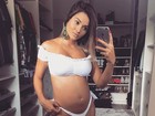 Aryane Steinkopf exibe barriguinha de gravidez em foto na web