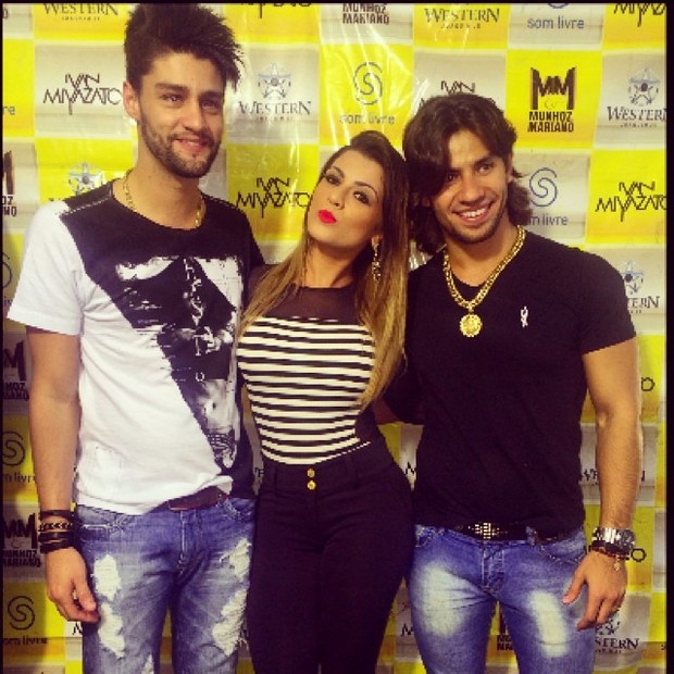 Babi Rossi com a dupla Munhoz e Mariano em show em Guararema, São Paulo (Foto: Instagram/ Reprodução)