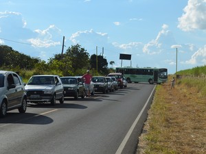 Motorista de ônibus faz retorno durante protesto contra pedágio em Araraquara, SP (Foto: Felipe Turioni/G1)
