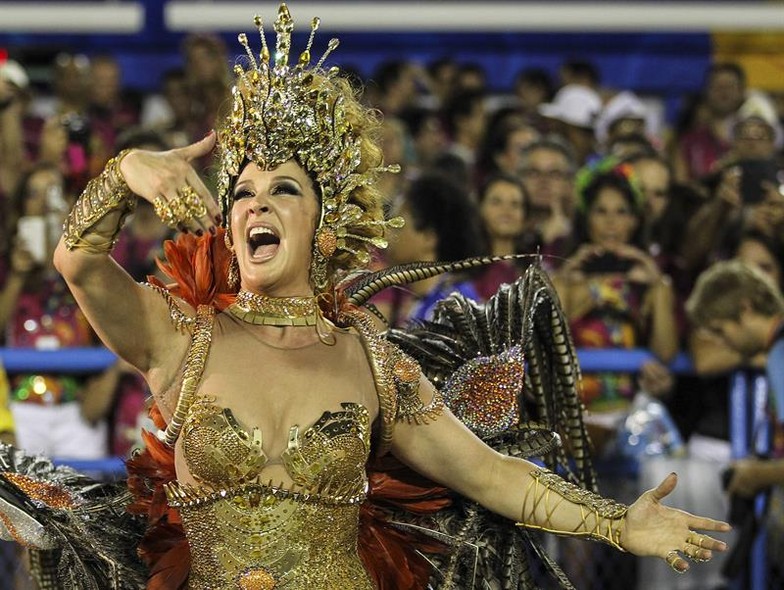 A atriz Claudia Raia desfilou pela Beija-Flor