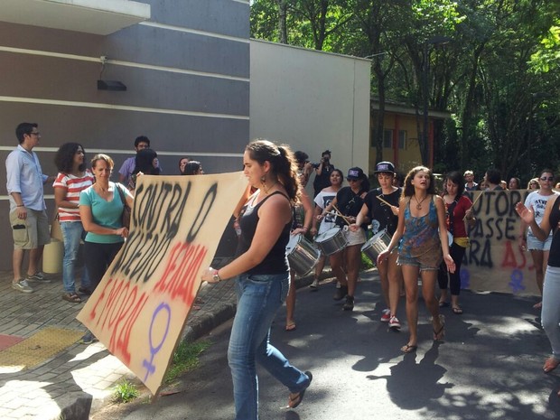 Estudantes chegam à ouvidoria da UFSCar para protocolar denúncia  (Foto: Stefhanie Piovezan/G1)