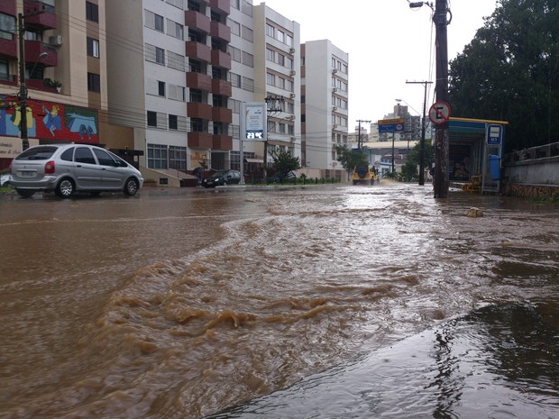 Avenida Mauro Ramos, em Florianópolis, ficou alagada na tarde deste sábado (9) (Foto: Gabriela Machado/RBS TV)
