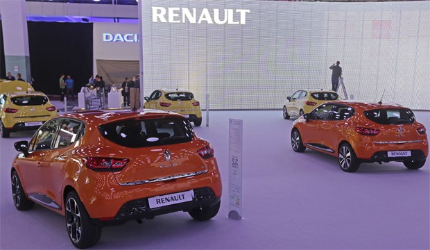 Estande da Renault, no Salão de Paris, recebe os últimos preparativos nesta quarta-feira (26) (Foto: REUTERS/Jacky Naegelen )