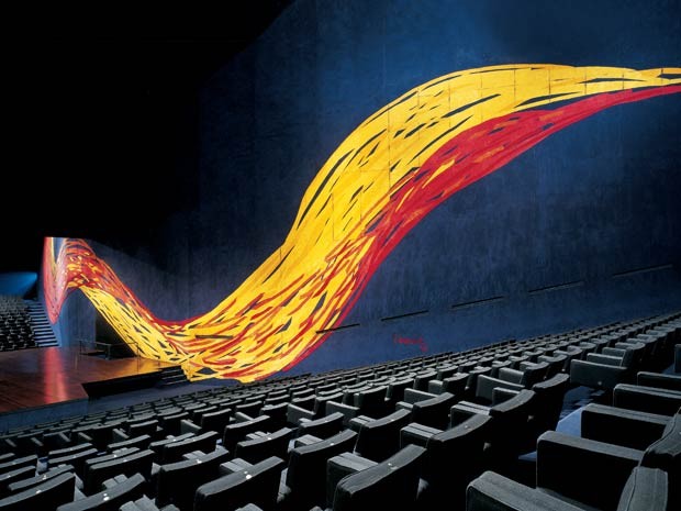 1989 – Painel em tapeçaria para a parede lateral, de forma irregular, do Auditório do Memorial da América Latina, São Paulo/SP, com 70metros de largura. Arquitetura: Oscar Niemeyer (Foto: Instituto Tomie Ohtake/Divulgação)
