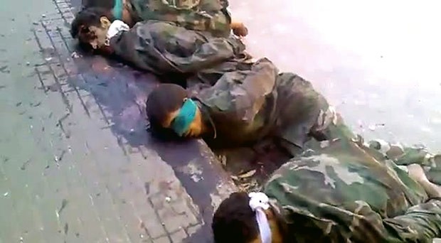 Imagens de vídeo mostram o que seriam os corpos de militares sírios mortos por rebeldes em Aleppo (Foto: AFP)