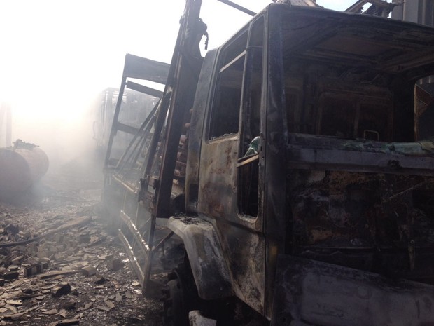 Incêndio da Chesf destruiu automóveis (Foto: Divulgação/Corpo de Bombeiros) Incêndio da Chesf destruiu automóveis (Foto: Divulgação/Corpo de Bombeiros)