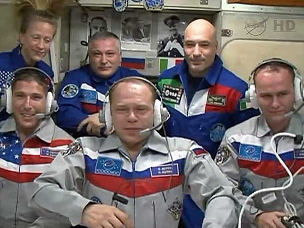 Cosmonautas russos Oleg Kotov e Sergei Riazanski e astronauta americano Michael Hopkins na ISS. (Foto: Nasa / Via AP Photo)