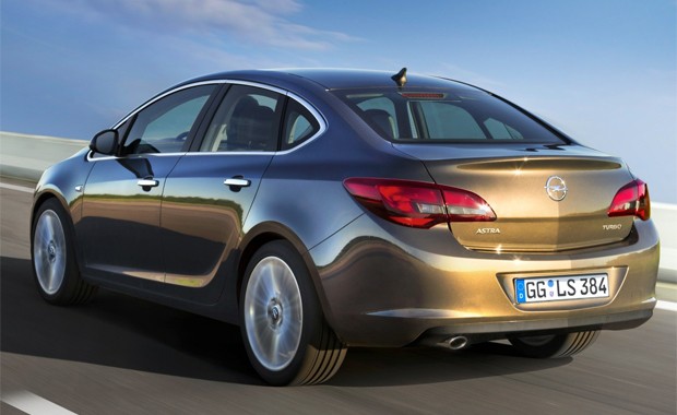 Opel Astra sedã (Foto: Divulga)