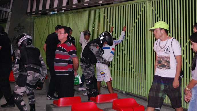 Confusão na partida Treze x Campinense, no Presidente Vargas (Foto: Silas Batista / GloboEsporte.com/pb)