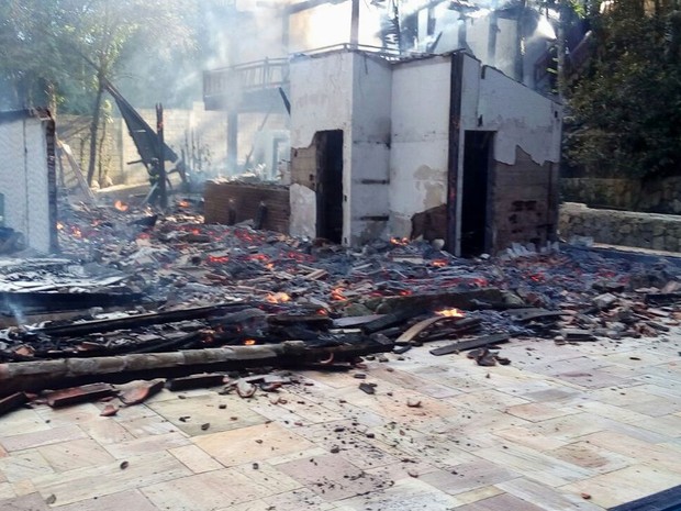 Incêndio destroi casa em São Sebastião (Foto: Divulgação/DefesaCivil)