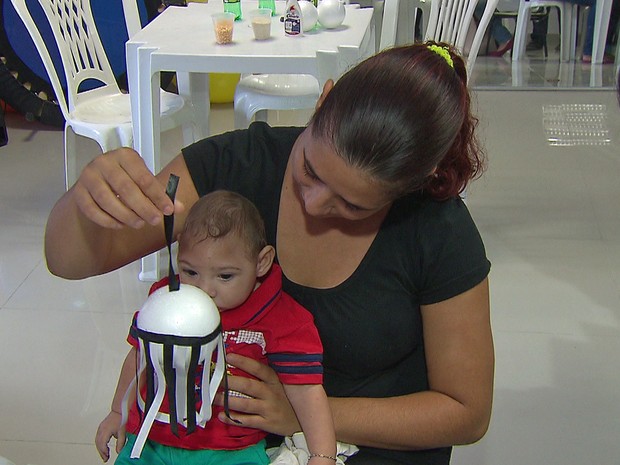 Geisielle Brandão aprendeu a fazer uma bola que usa do contraste de cores para estimular a visão do filho, João Miguel (Foto: Reprodução/TV Globo)
