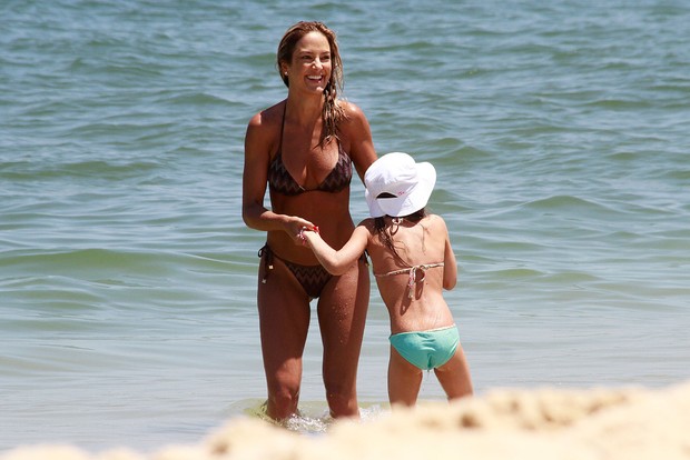 Ticiane Pinheiro com a filha na praia de Ipanema (Foto: Marcos Ferreira / Brazil News)