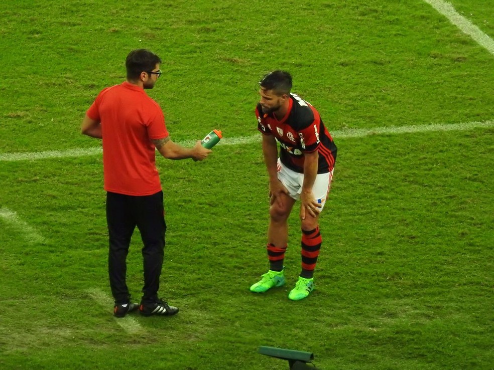 Momento em que Diego deixou o campo sentindo o joelho (Foto: Fred Gomes / GloboEsporte.com)