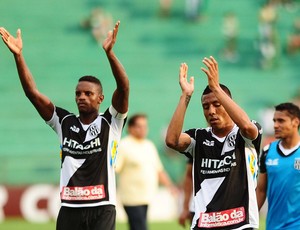 Jogadores da Ponte aplaudem torcida após vitória no dérbi (Foto: Marcos Ribolli/ Globoesporte.com)