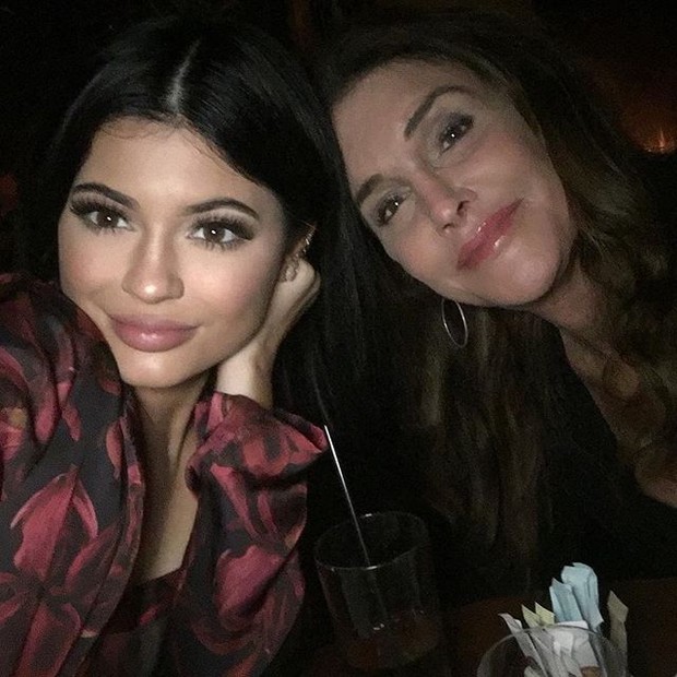 Kylie Jenner com o pai, Caitlyn Jenner, em restaurante em Los Angeles, nos Estados Unidos (Foto: Instagram/ Reprodução)