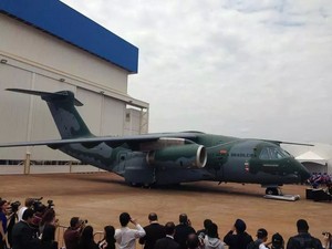  O primeiro protótipo do avião de transporte militar KC-390 produzido na fábrica de Gavião Peixoto (Foto: João Barbosa/Arquivo Pessoal)