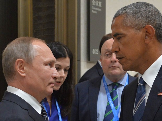 Os presidentes da Rússia e dos EUA, Vladimir Putin (esq.) e Barack Obama, trocam olhar sério durante cumprimento na 11ª Cúpula do G-20, em Hangzhou, na China (Foto: Alexei Druzhinin/AFP)