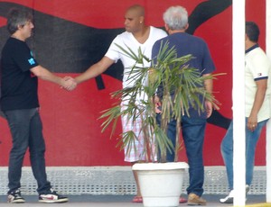 Adriano e ex-vice de futebol Paulo Cesar Coutinho, Flamengo (Foto: Vicente Seda / Globoesporte.com)
