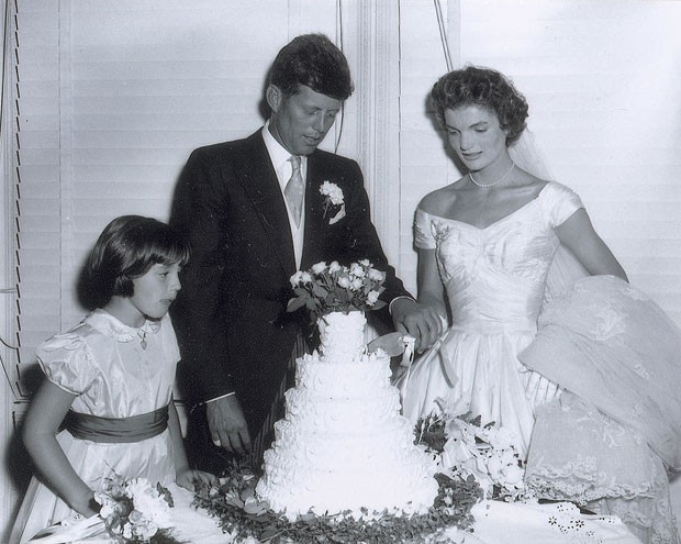 Foto que mostra os recém-casados cortando o bolo está incluída em leilão de imagens do casamento de John F. Kennedy (Foto: RR Auction, Frank Ataman/AP)