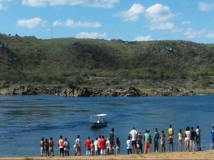 Buscas estão sendo realizadas no Rio São Francisco (Foto: Dênison Paiva)