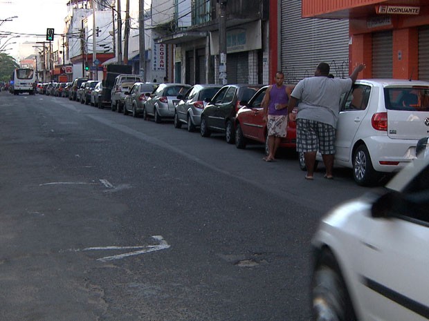 Fila do ferry na rua Barão de Cotegipe, em Salvador (Foto: Imagem/TV Bahia)