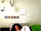 Dançarina de Latino baleada posta foto de hospital e agradece apoio