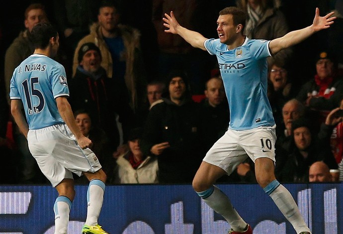 Dzeko comemora, Manchester United x Manchester City (Foto: Reuters) Dzeko comemora, Manchester United x Manchester City (Foto: Reuters)