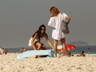 Isis Valverde e Bárbara Borges vão à praia juntas no Rio de Janeiro