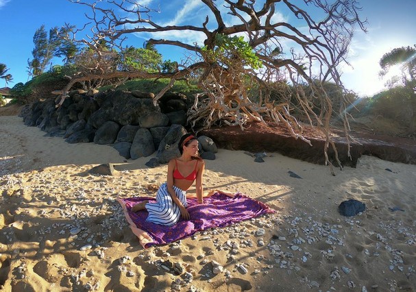 Isis Valverde curte praia (Foto: Reprodução)