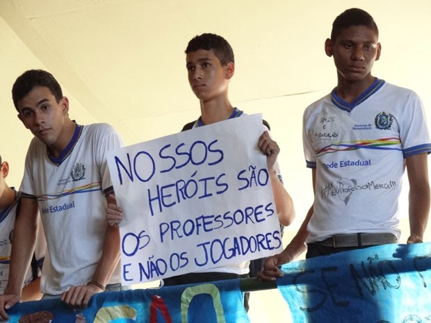 Alunos da rede estadual mostraram cartazes apoiando docentes (Foto: Luna Markman/G1)