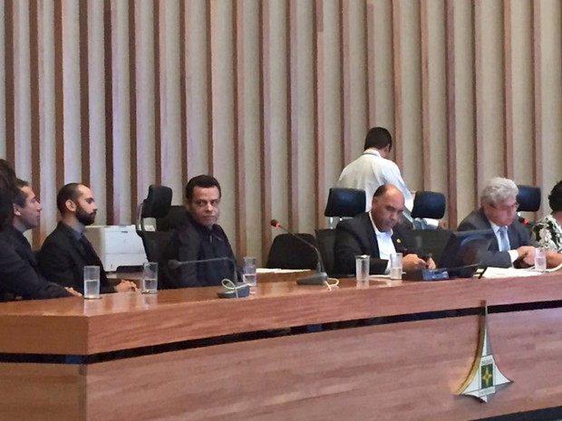 Valdecir Medeiros olha para os advogados enquanto o deputado Lira (PHS) conduz a oitiva da CPI da Saúde da Câmara Legislativa do Distrito Federal nesta quinta-feira (17) (Foto: Alexandre Bastos/G1)
