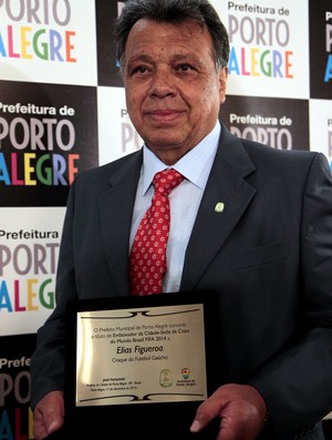 Figueroa vira embaixador da Copa e recebe homenagem do Inter (Foto: Ricardo Giusti / PMPA, DVG)