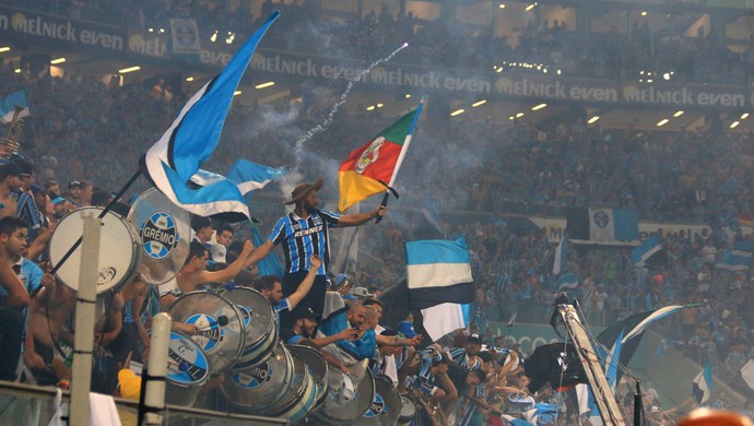 Torcida do Grêmio vibra na Arena (Foto: Diego Guichard)