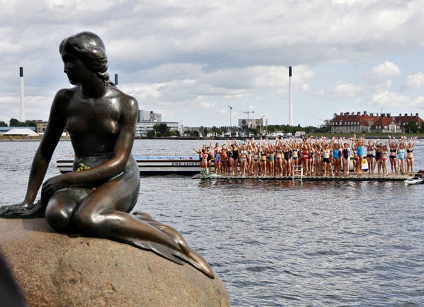 Nadadoras se apresentam em espetáculo do aniversário de 100 anos da estátua da pequena sereia, em Copenhague (Foto: AFP /Scanpix Denmark/ Nikolai )