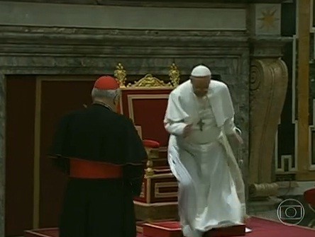 Papa tropeça no Vaticano (Foto: Rede Globo)