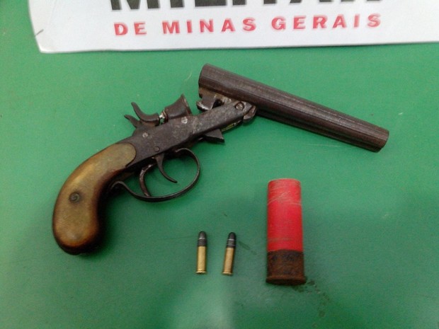 Arma foi encontrada em cima do telhado (Foto: Divulgação/PM)